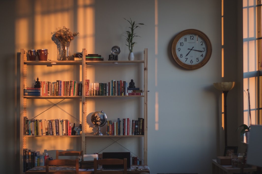 Wall with clock and bookshelves