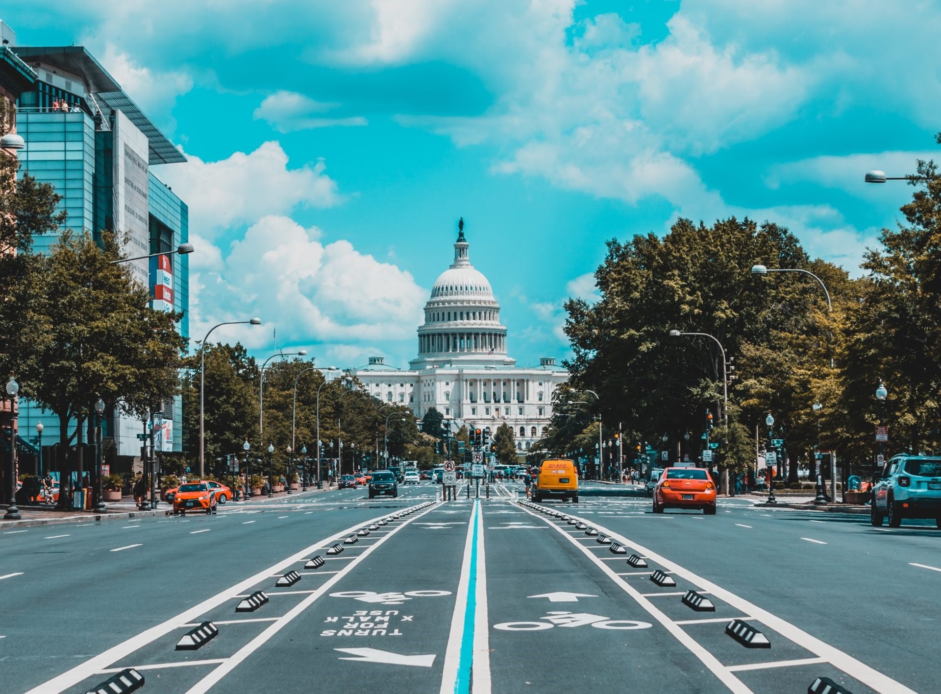 Street view of the white house.