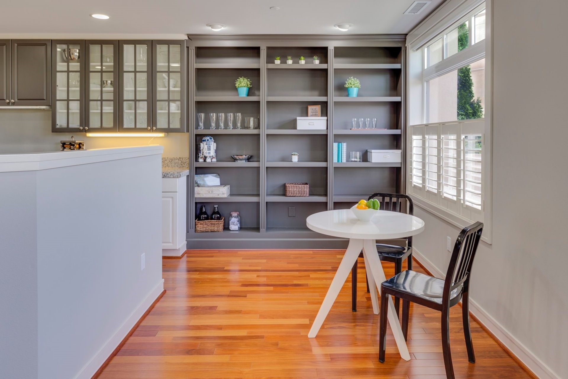 Restore your home with bookshelf home decor ideas