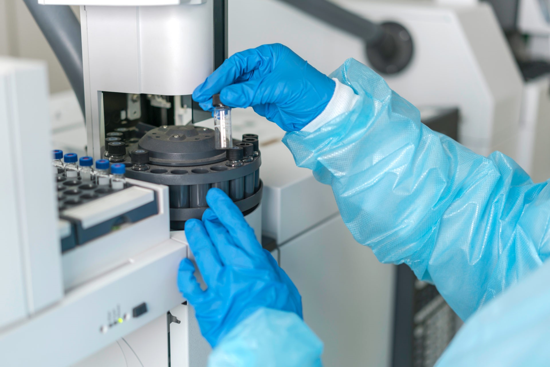 Scientist working in the laboratory